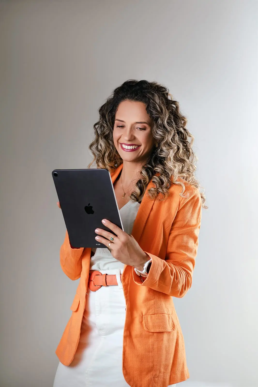 Nutricionista Mirian Nascimento sorrindo e realizando conferência no tablet